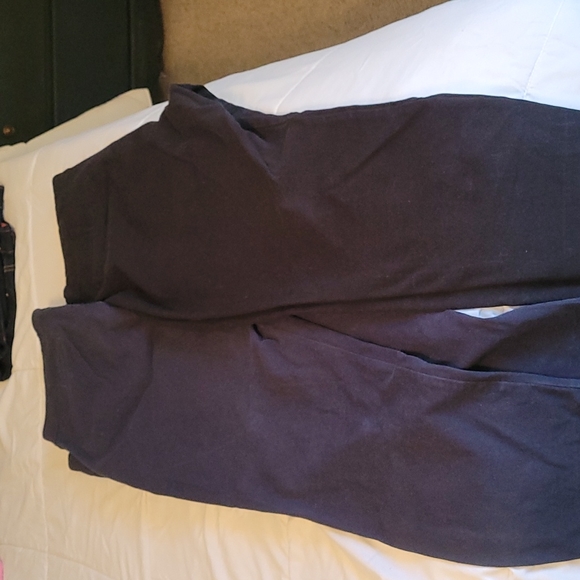 2 for 1 Old Navy Ponte pixie capris - Picture 2 of 4